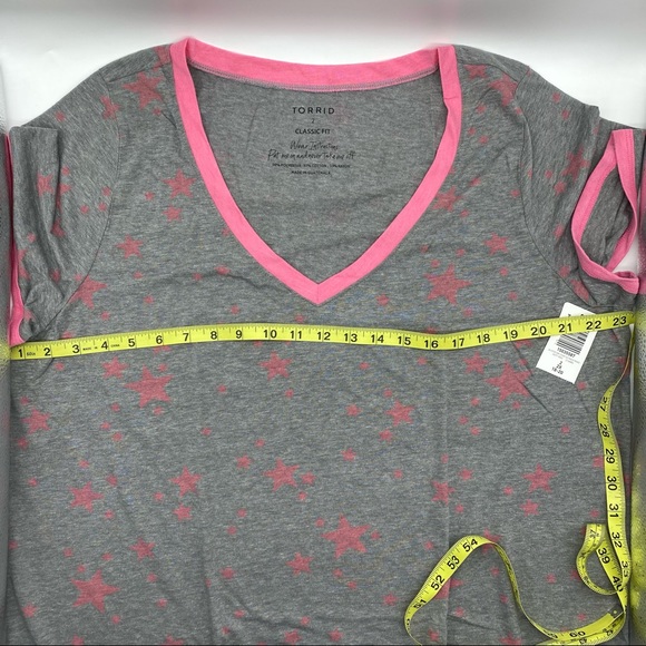 Torrid Women’s Pink Stars Grey V-Neck Ringer Tee - Picture 12 of 13